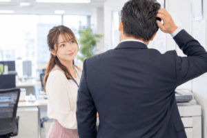 年上男性との恋愛で戸惑う女性と頭をかく男性